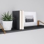 MDF-Wandregal Oldham in Walnussfarben mit Deko, 60x20cm, modernes Design für Wohnbereich oder Küche.