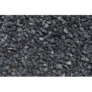 Nahaufnahme von glänzendem, schwarzem Marmor Zierkies (7-15mm) als Schüttgut.