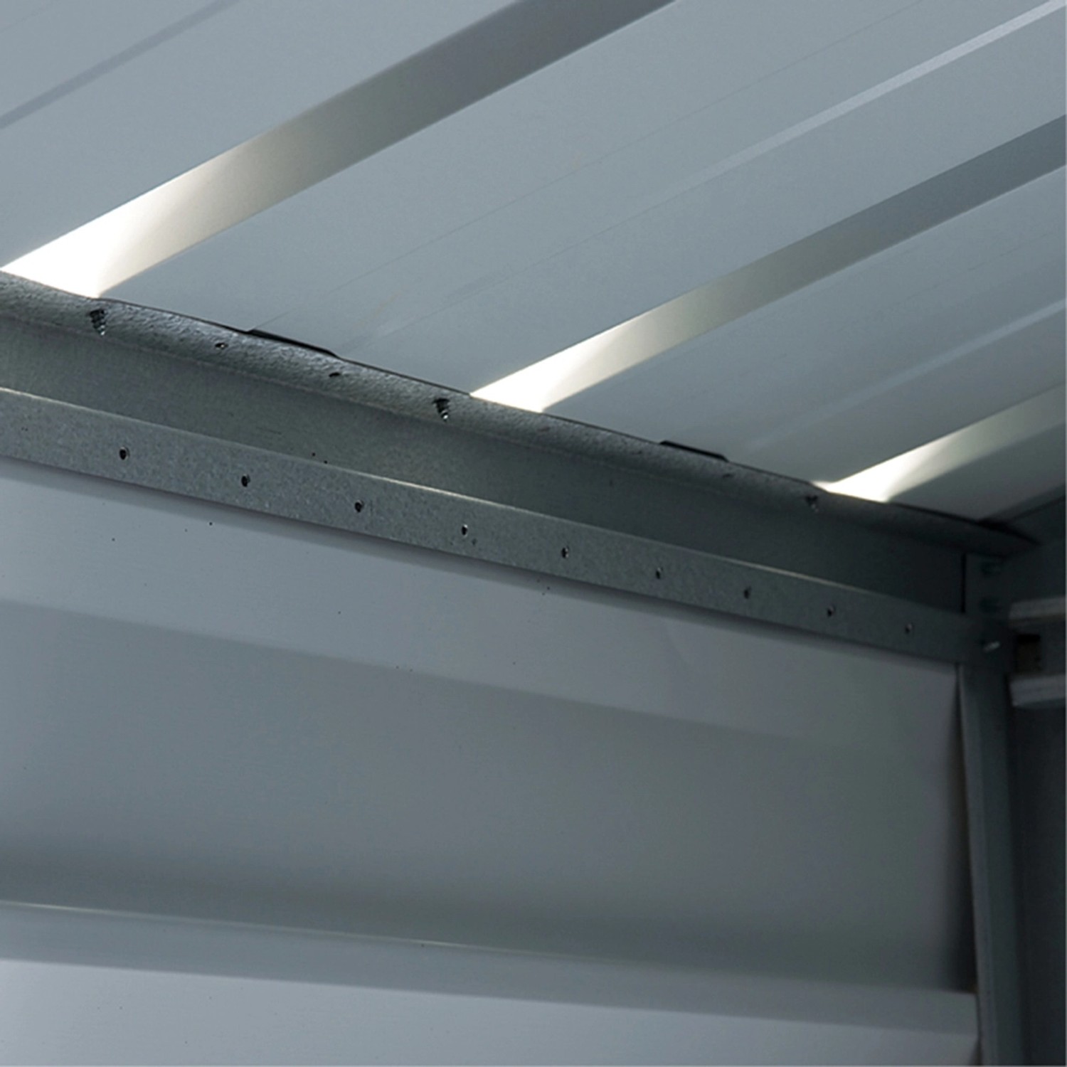 Detailaufnahme vom Inneren des Yardmaster Gerätehauses Heidelberg. Metallkonstruktion und Dach sind sichtbar.