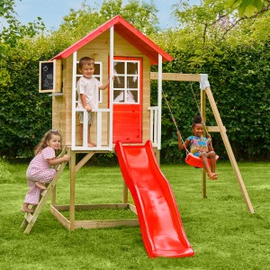 Zwerkules Spielhaus Lolla mit Rutsche, Schaukel und spielenden Kindern im Garten.
