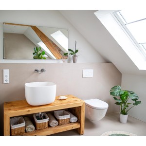 Badezimmer mit Könighaus Infrarotheizung Spiegel (300 W) über Waschbecken.