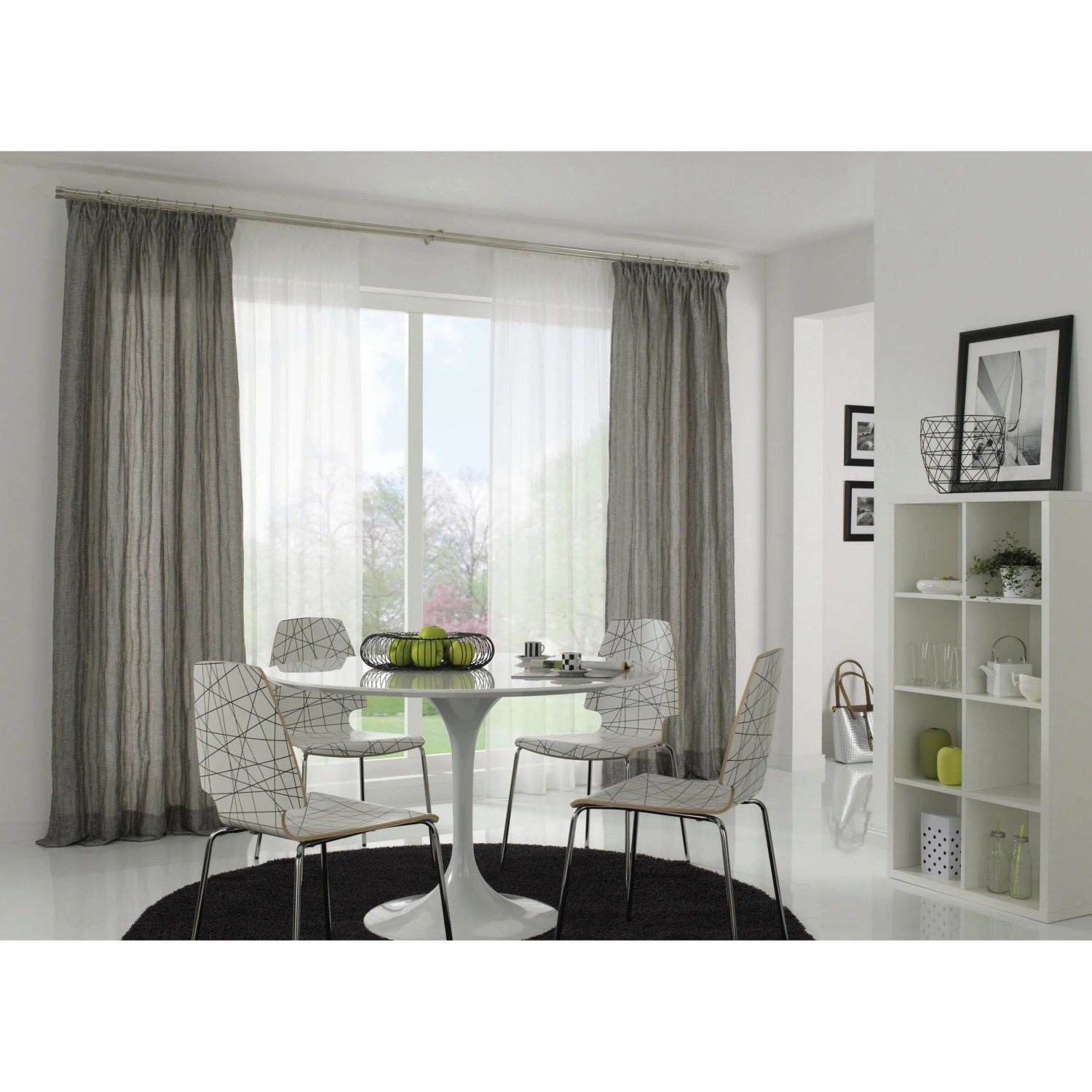 Wohnraum mit Gardinenstange Chicago und Endstücken in Edelstahloptik, 2er-Pack.