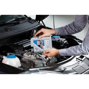 Liqui Moly Top Tec 4600 5W-30 Motoröl wird in einen Motor eingefüllt.