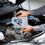 Liqui Moly Top Tec 4600 5W-30 Motoröl wird in einen Motor eingefüllt.