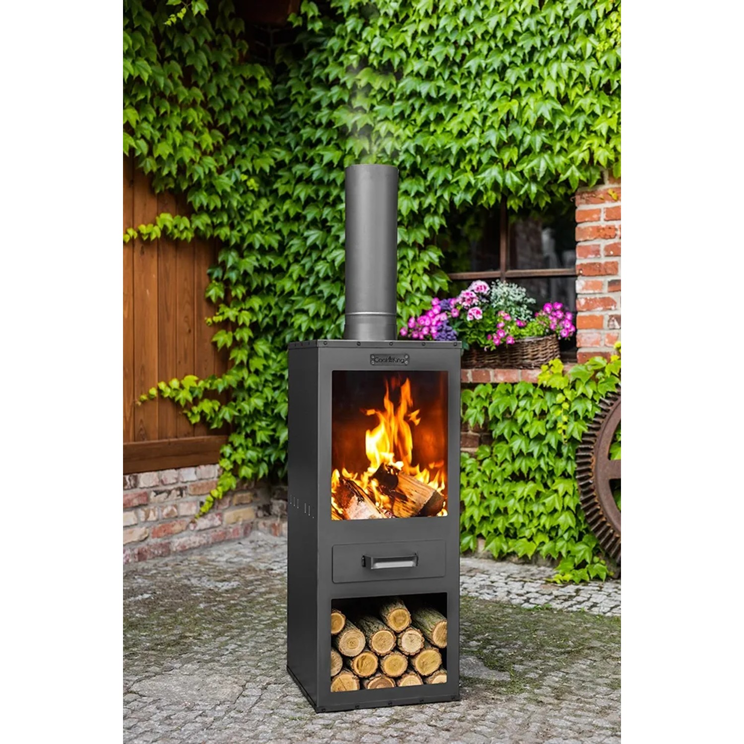 Schwarzer CookKing Gartenofen Rosa aus Stahl mit Holzscheiten und Rauchabzug.