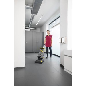 Kärcher BR 30/4 C Bp Pack Scheuersaugmaschine mit Akku im Einsatz auf Fliesenboden.