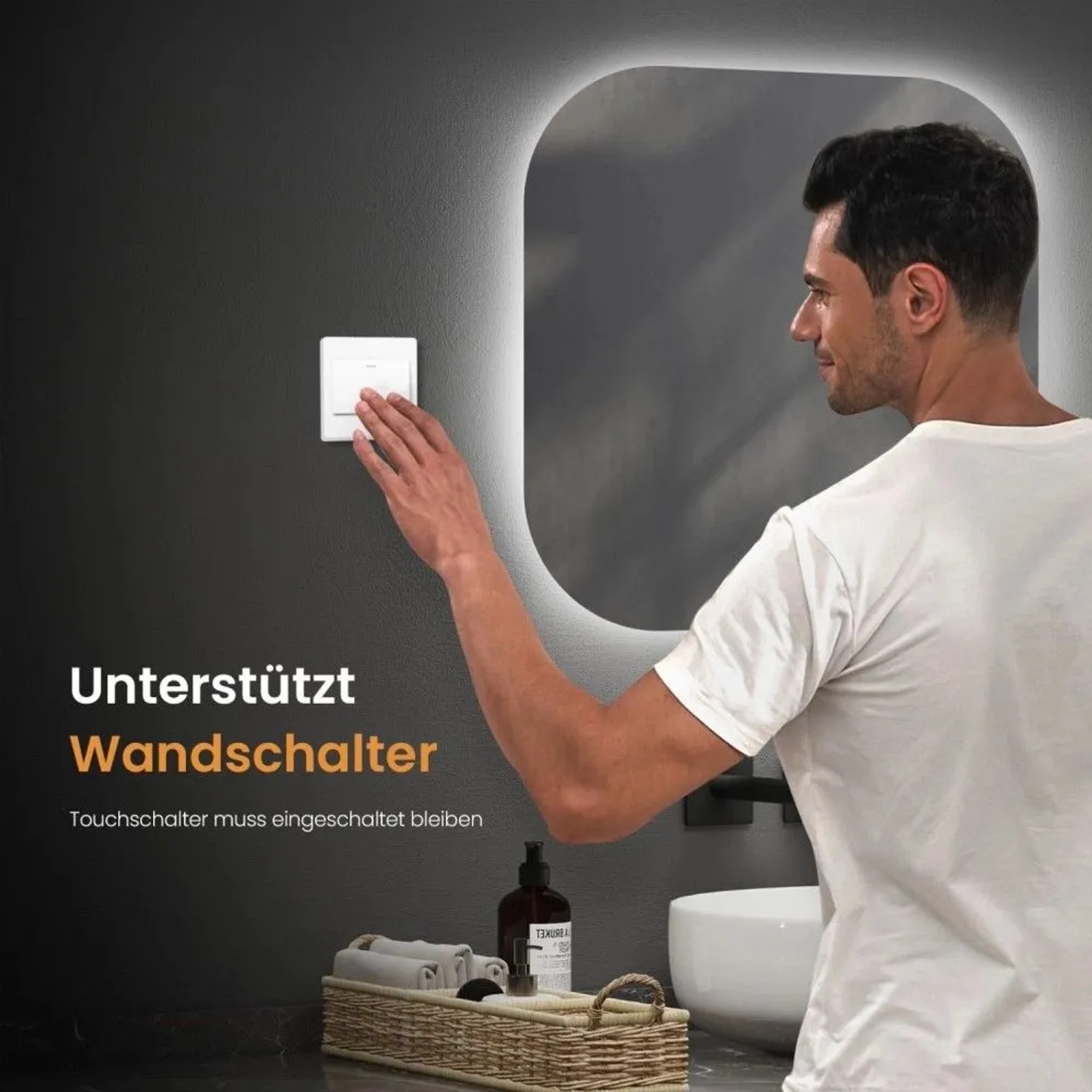 Mann betätigt Wandschalter neben quadratischem Emke LED-Badspiegel mit beleuchtetem Rand im Bad.