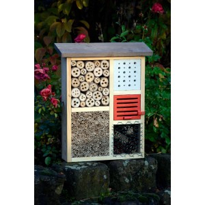 Insektenhotel aus Holz für Wildbienen, Ohrwürmer und andere Nützlinge. Natürliche Füllung.