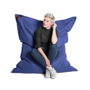 Dunkelblauer Sitting Point Sitzsack Big Foot Scuba (380 l) mit sitzender Person.