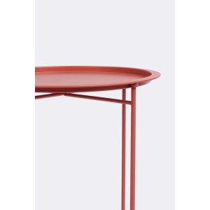 Detailansicht: Roter Gartentisch AUSTIN mit abnehmbarem Tablett.