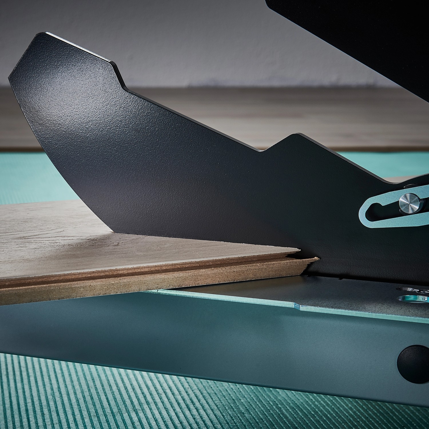 Wolfcraft VLC 1000 Vinyl- und Laminatschneider im Einsatz beim Laminat schneiden.