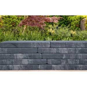 Mauer aus grauen Diephaus Arona Quarzit Mauersteinen (60x20x7 cm) im Garten.