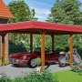 Skan Holz Carport Wendland Nussbaum mit roter Blende, Auto und Motorrad im Carport.