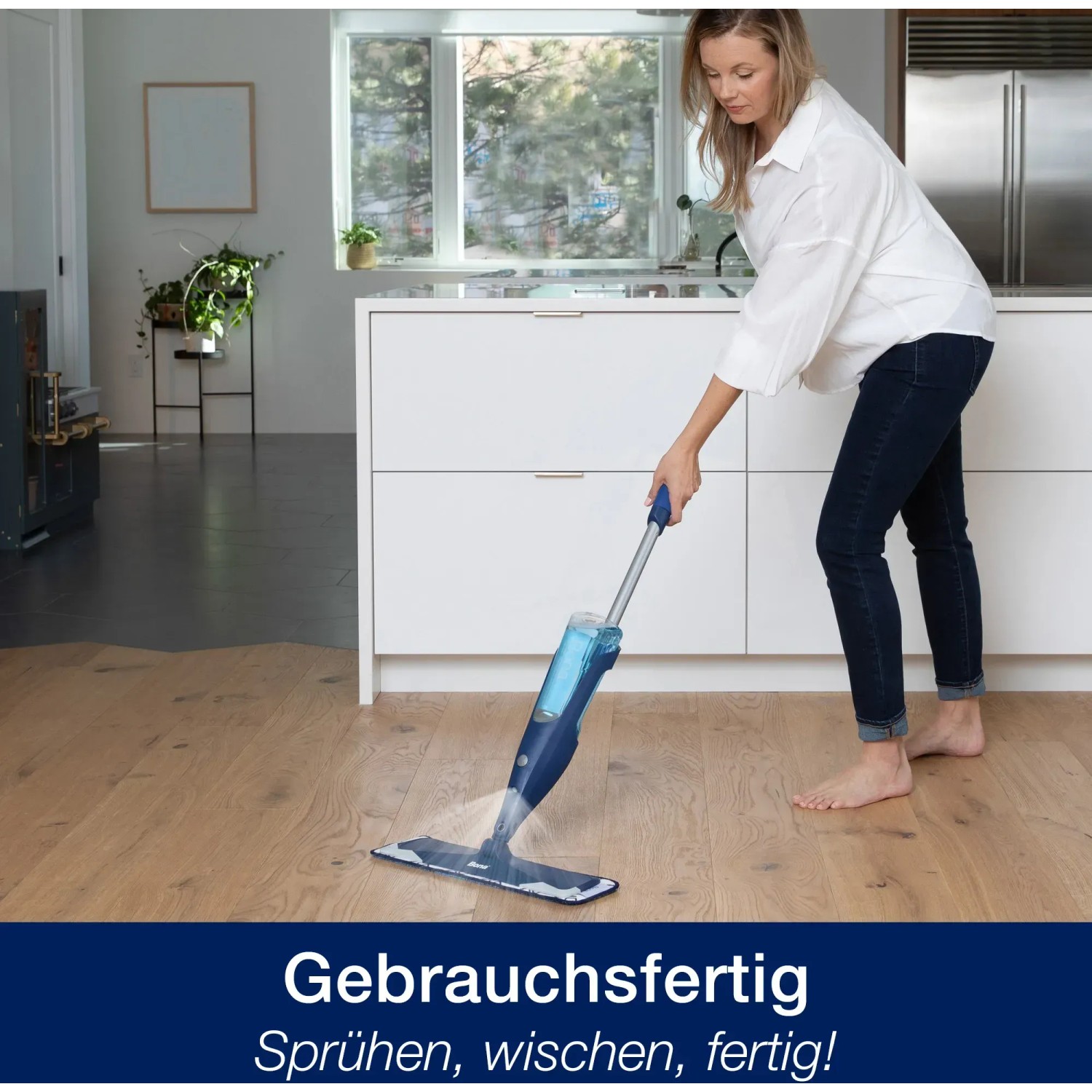 Frau reinigt Parkett mit Bona Spray Mop und Parkettreiniger Kartusche.