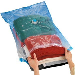 Wenko Vakuum Aufbewahrungssystem (136x92cm) mit Kleidung, zur platzsparenden, textilen Aufbewahrung.