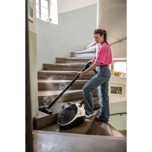 Frau reinigt Treppe mit Kärcher Dampfsauger SV 7 mit Bodenreinigungsset.