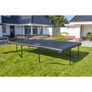 Schwarze Salta Wetterschutz-Abdeckung auf Trampolin im Garten.