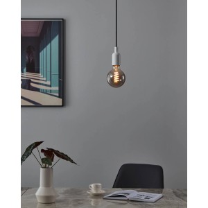 Dimmbare E27 LED Lampe in Globeform von Eglo, 4W, mit warmem Licht in Wohnraum.