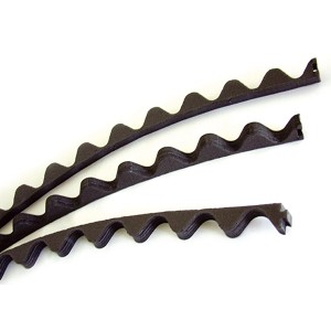 Schwarze Zahnleiste (100 cm) für Bitumenwellplatten zur Verdichtung der Wellungen.