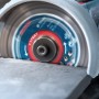 Bosch Expert Diamanttrennscheibe schneidet Hartkeramikfliese mit Winkelschleifer. Zubehör für präzise Schnitte.