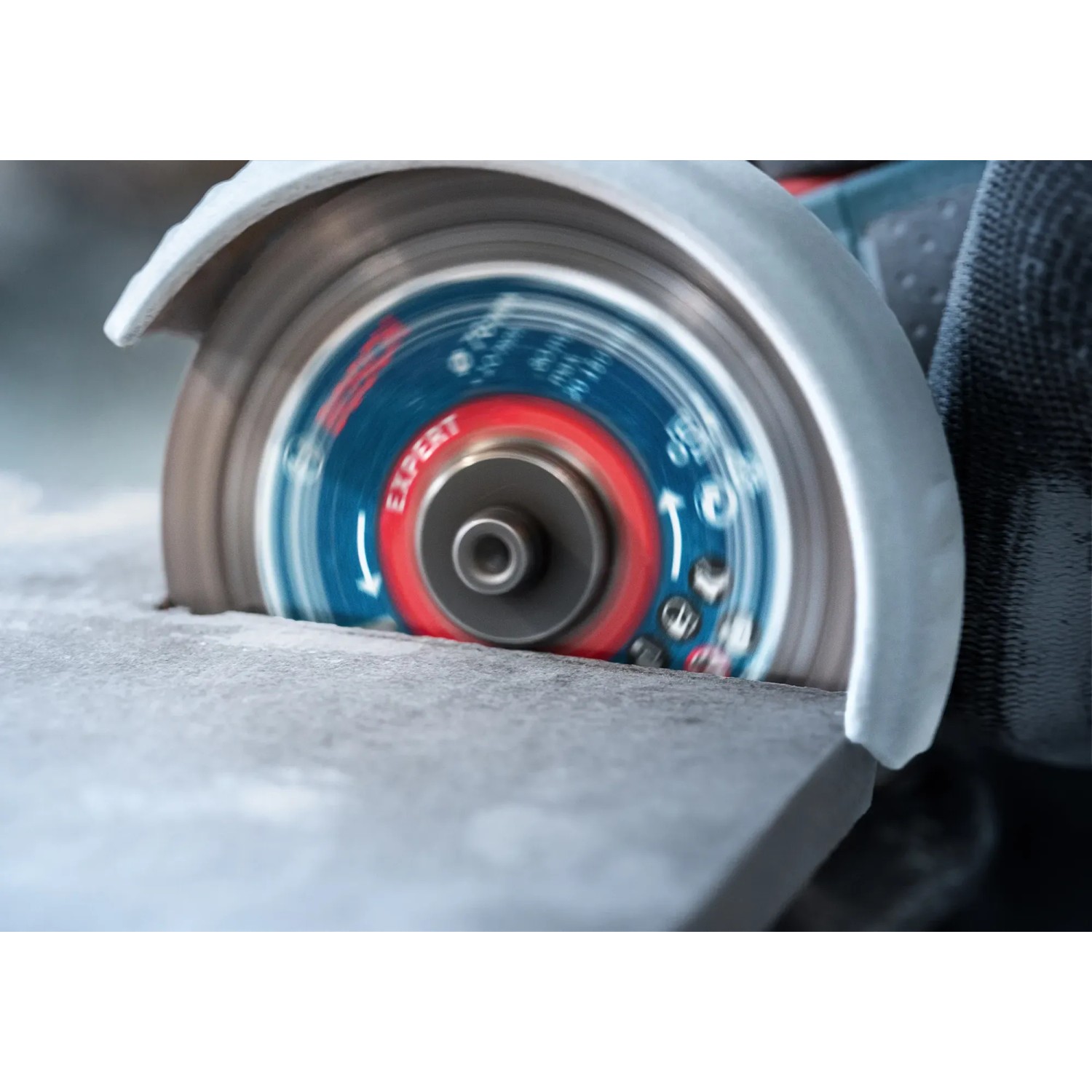 Bosch Expert Diamanttrennscheibe schneidet Hartkeramikfliese mit Winkelschleifer. Zubehör für präzise Schnitte.