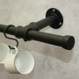 Schwarze Gardinia Gardinenstange Industrial Home (Ø 25 mm, 240 cm) im Industrie-Design mit Tassen.