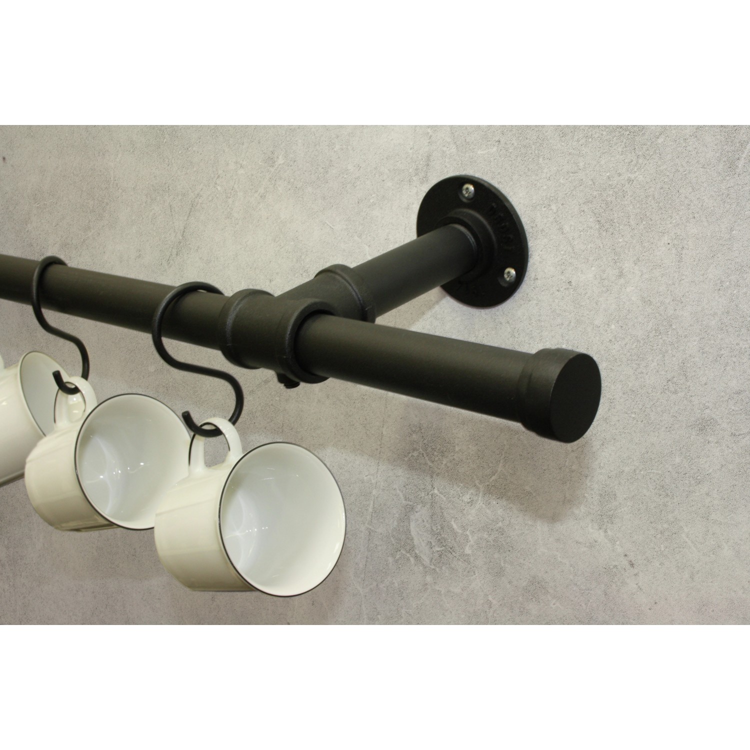 Schwarze Gardinia Gardinenstange Industrial Home (Ø 25 mm, 240 cm) im Industrie-Design mit Tassen.