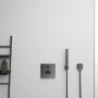 Ideal Standard Brausehalter Idealrain Atelier eckig in Magnetic Grey an der Wand.