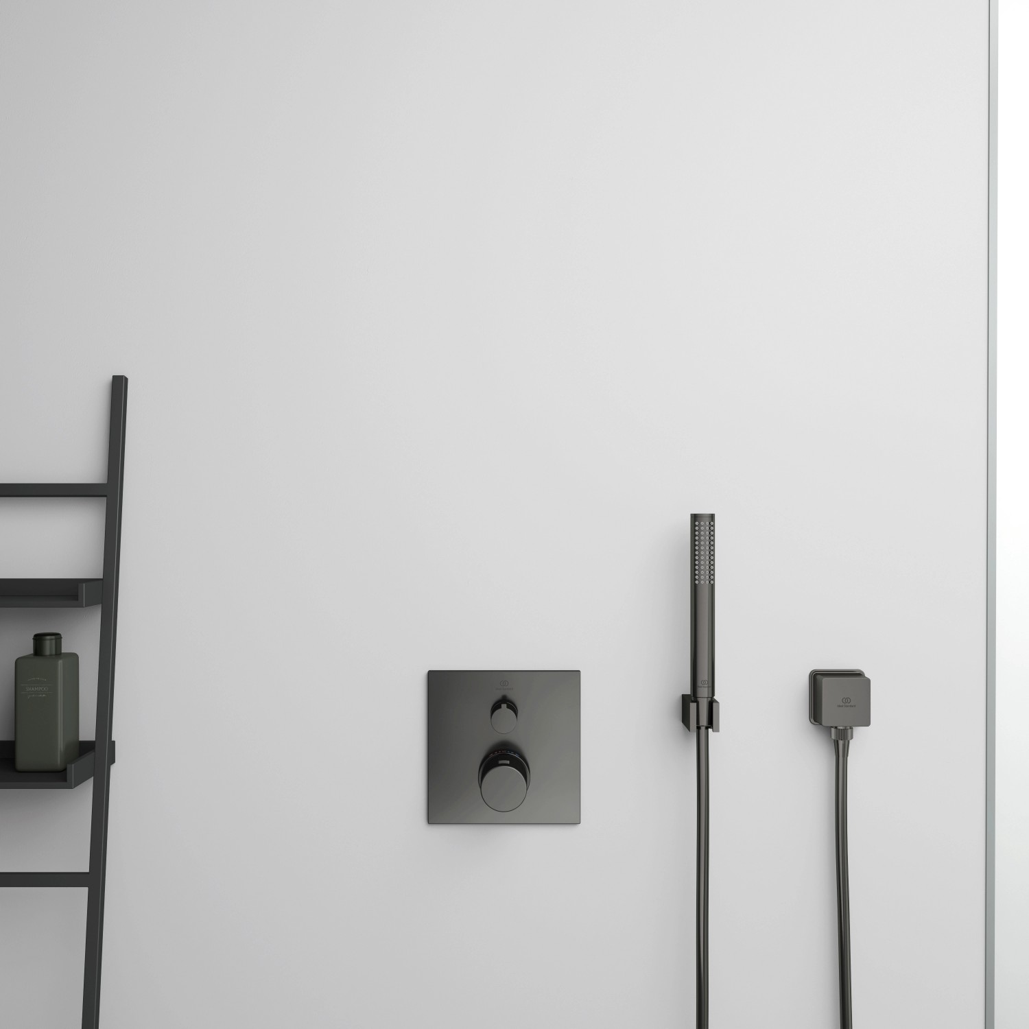 Ideal Standard Brausehalter Idealrain Atelier eckig in Magnetic Grey an der Wand.