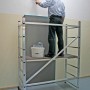 Krause Kleingerüst Corda 3 m mit Rollen im Einsatz beim Malern einer Wand.