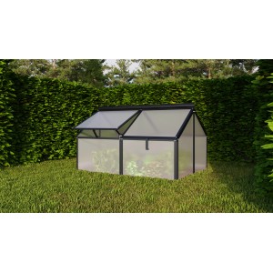 Schwarzes Vitavia Frühbeet Gaia Jumbo mit Hohlkammerplatten und geöffneten Fenstern im Garten.