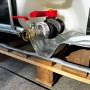 GEKA plus IBC Adapter Set mit Kugelhahn und GEKA Kupplung am IBC Container.