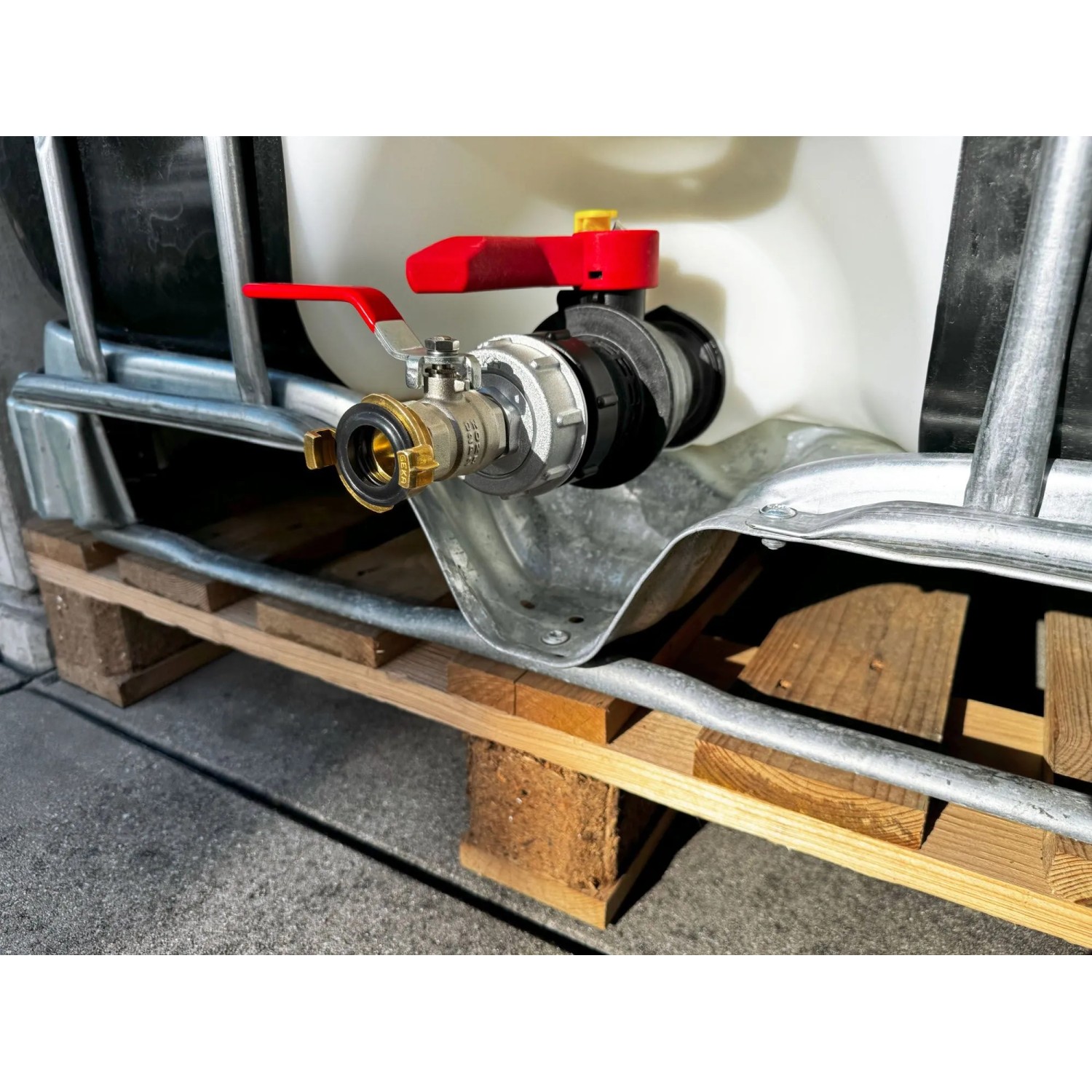 GEKA plus IBC Adapter Set mit Kugelhahn und GEKA Kupplung am IBC Container.