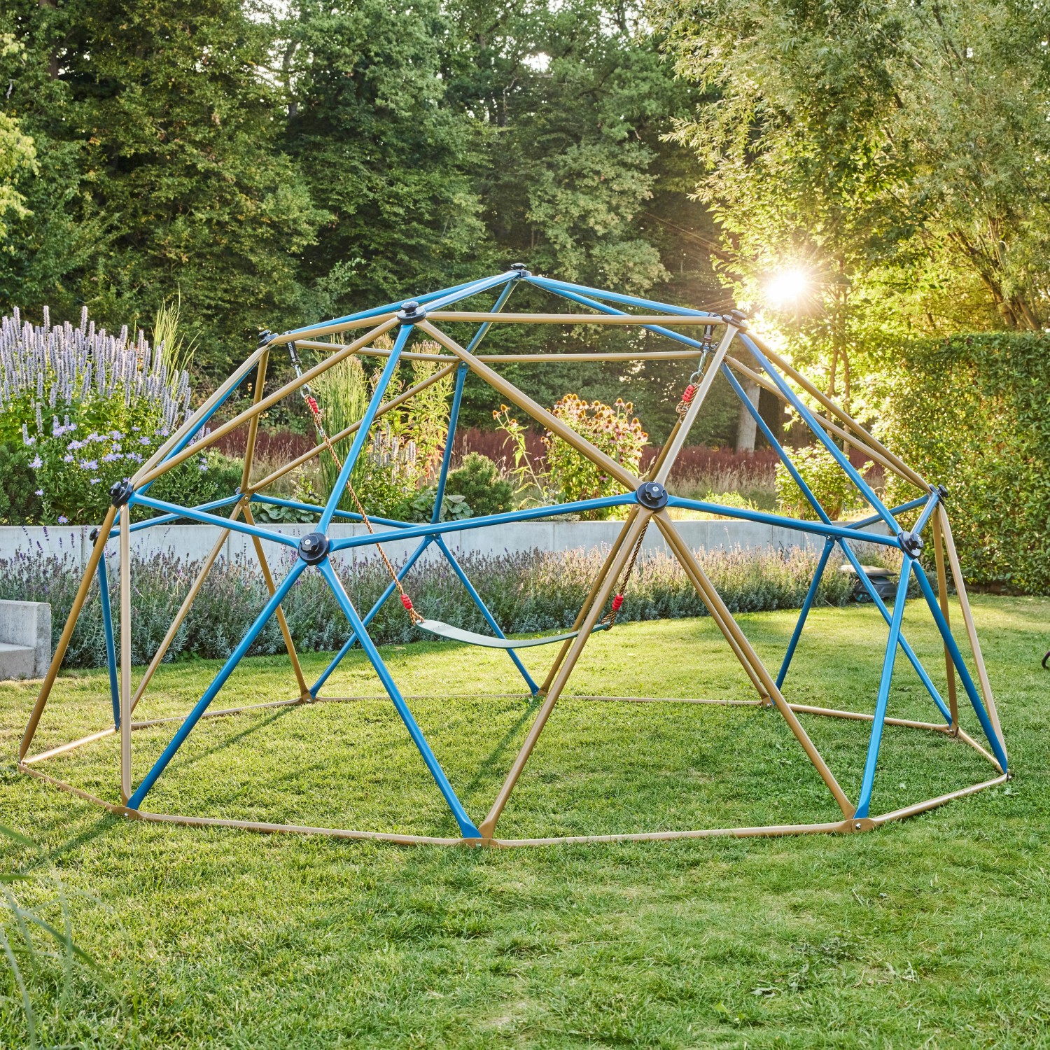 Home Deluxe Klettergerüst Matti blau-bronze mit Schaukel im Garten.