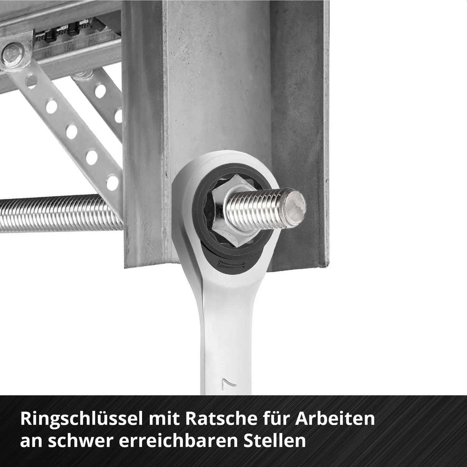 Ratschenschlüssel im Einsatz an Schraube. Werkzeug aus dem Einhell Werkzeugkoffer Universal 80tlg E-CASE.