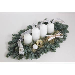 Weißes Adventsgesteck mit 4 Kerzen (45 cm) aus Nobilistanne, verziert mit Schleifenband und Kugeln.