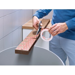 Anwendung von Tesa Montageband für Fliesen und Metall, 5m Rolle wird zugeschnitten.