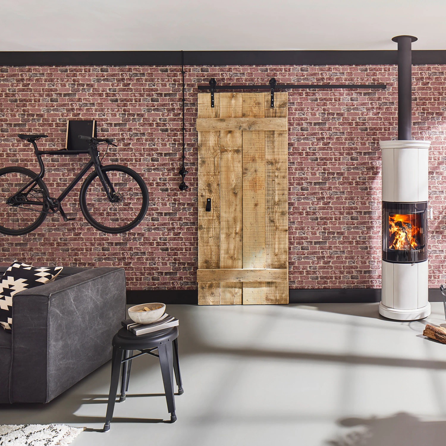 Wohnraum mit roter Marburg Vliestapete Imagine in Holz- und Steinoptik.