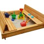 Quadratischer Sandkasten Donald 140x140 cm mit klappbarer Abdeckung und Spielzeug.