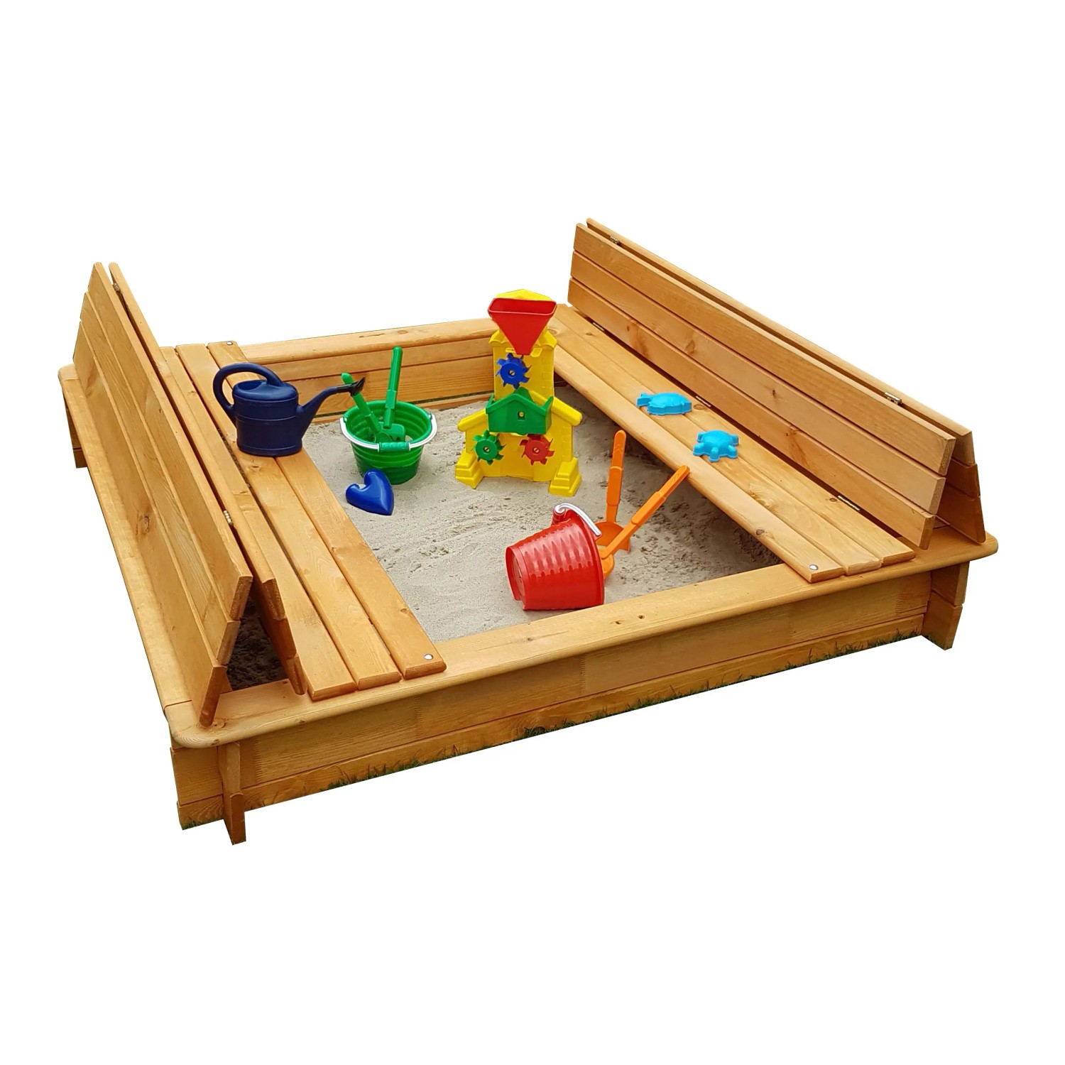 Quadratischer Sandkasten Donald 140x140 cm mit klappbarer Abdeckung und Spielzeug.
