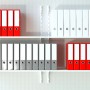 Regal mit roten, grauen und weißen Ordnern. Büroorganisation.