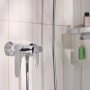 Glänzende Grohe Swift Einhand-Brausebatterie, verchromt, an weißer Wand montiert.