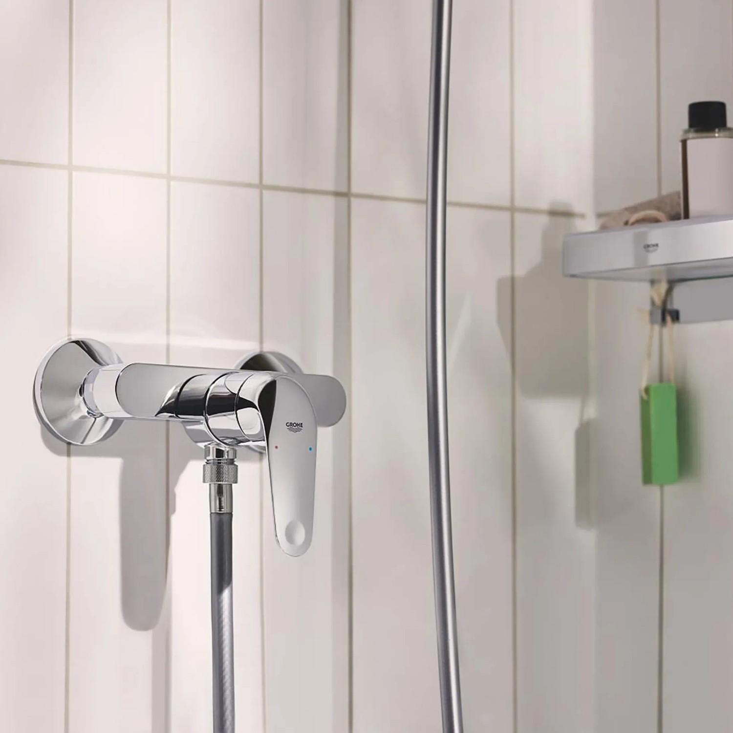 Glänzende Grohe Swift Einhand-Brausebatterie, verchromt, an weißer Wand montiert.