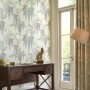 Laura Ashley Vliestapete Wisteria Garden Pale Iris mit zarten Glyzinienblüten im Interieur.