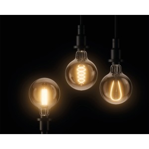 Drei Osram E27 LED-Leuchtmittel in Globeform mit warmweißem Licht und unterschiedlichen Glühfäden.