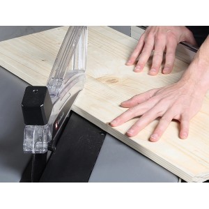 Einhell HM Sägeblatt Ø 315 mm im Einsatz beim Sägen von Holz mit einer Tischkreissäge.