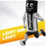 Energizer C Baby Batterie als Comicfigur beim Laufen, Alkali-Batterie.