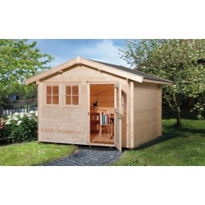 Unbehandeltes Weka Holz-Gartenhaus mit Satteldach, 380x284 cm, mit geöffneter Tür und zwei Fenstern.