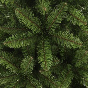 Realistische, dichte grüne PVC-Nadeln der Kunsttanne New Fundy. Detailansicht der Zweige des künstlichen Weihnachtsbaums.