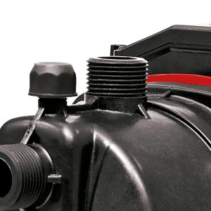 Detailaufnahme: Schwarzes Einhell Hauswasserwerk GC-WW 6538 mit Gewindeanschluss.